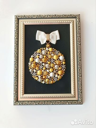 Панно новогодний шарик, бижутерия в рамке, винтаж
