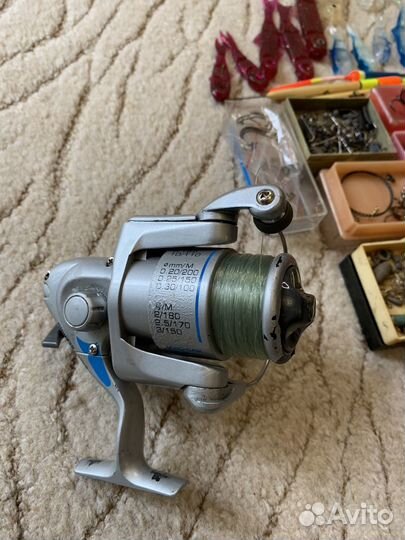 Катушка рыболовная с принадлежностями