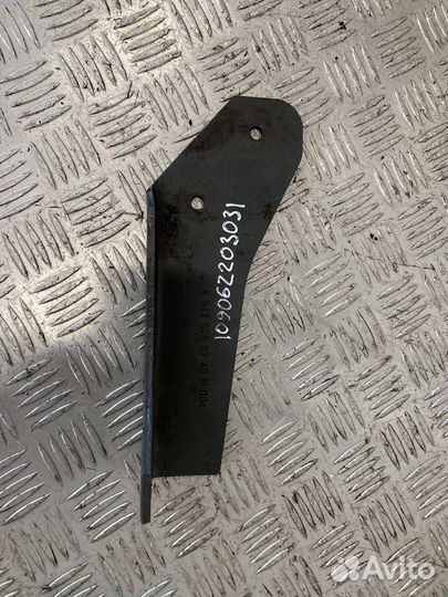 Кронштейн корпуса воздушного фильтра Mercedes-Benz