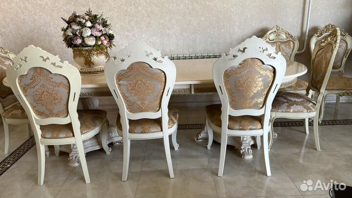 Стол со стульями