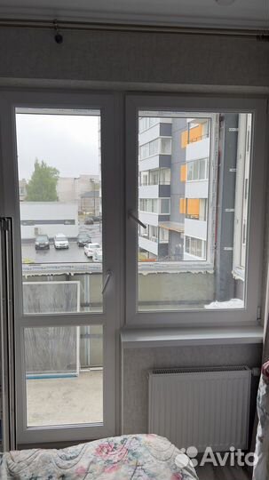 Окно и дверь на балкон