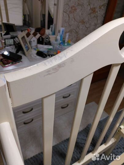 Детская кроватка с маятником