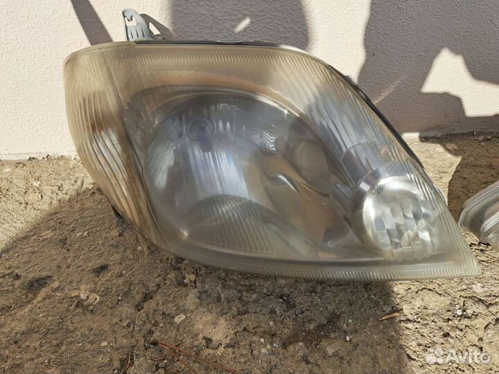 Фара левая toyota corolla 120