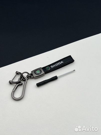 Предлог для ключей эмблема Skoda надпись Шкода