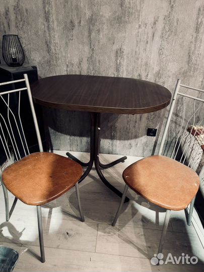 Стол со стульями