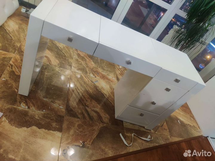 Туалетный столик с откидным зеркалом