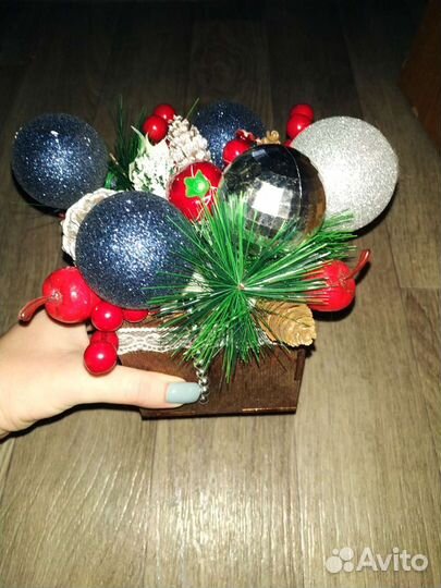 Новогодняя композиция в ëлкой и шишками