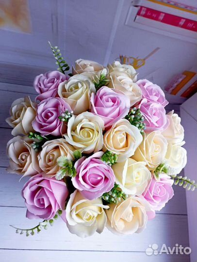 Букет в шляпной коробке 23 розы