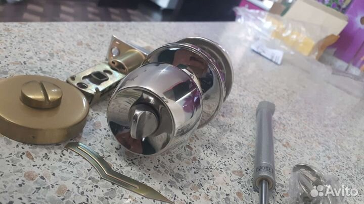 Дверные ручки и газовый лифт