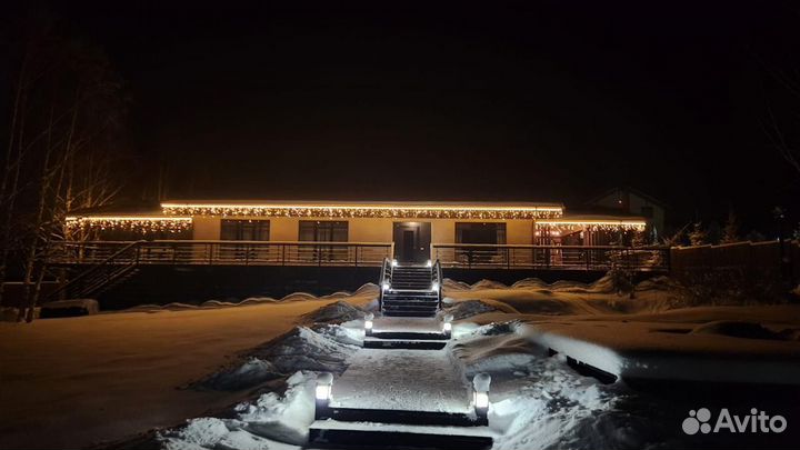 Новогоднее украшение домов гирляндами бахромой