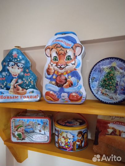 Шкатулки, чемоданчики из жести