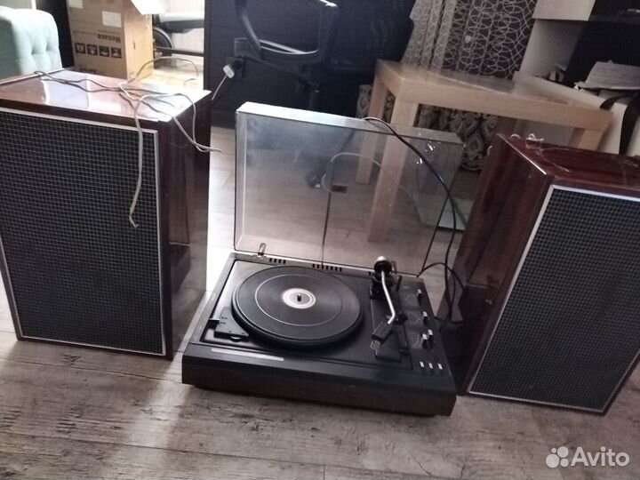 Проигрыватель винила и колонки