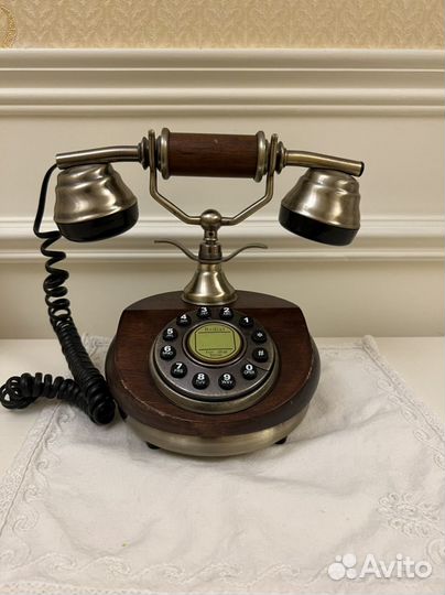 Телефонный аппарат в ретро-стиле