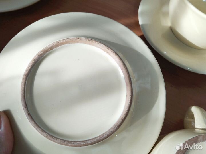 Керамические чашки с блюдцами