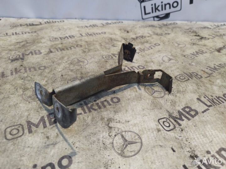 Кронштейн усилителя бампера передний правый