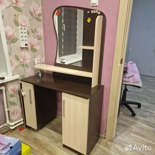 Туалетный столик с зеркалом