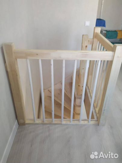 Поворотная лестница на второй этаж