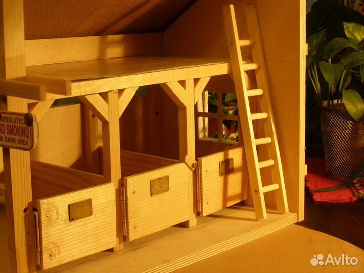 Кукольные домики: Конюшня деревянная с кузницей