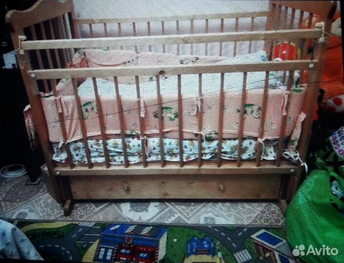 Детская кроватка с маятником и ящиком