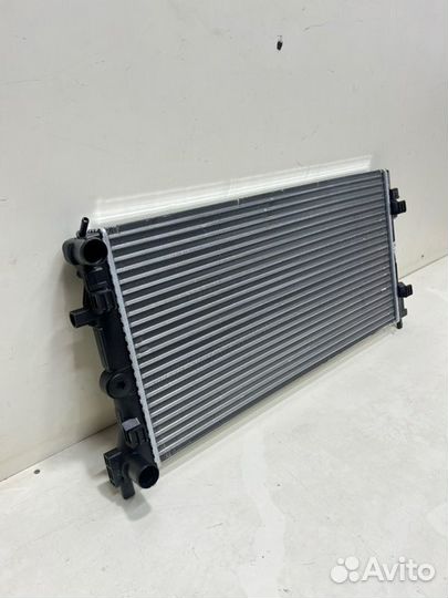Радиатор охлаждения двигателя передний Volkswagen
