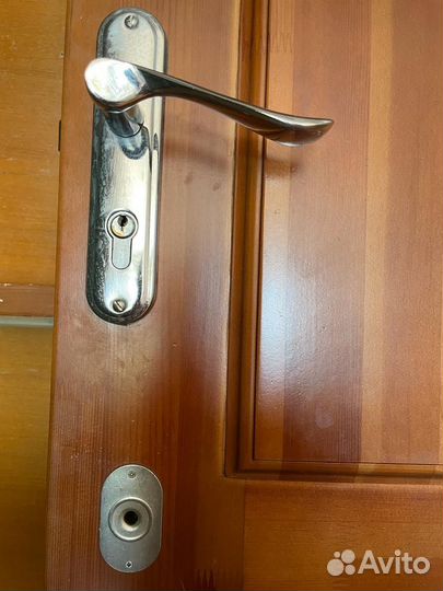 Продам входную дверь из массива дерева б/у