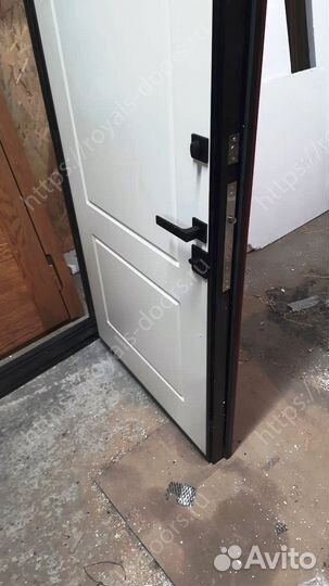 Уличная металлическая дверь с фрамугой