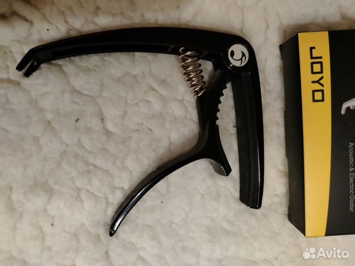 Ремень и каподастр для гитары