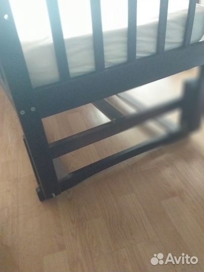 Детская кроватка с маятником