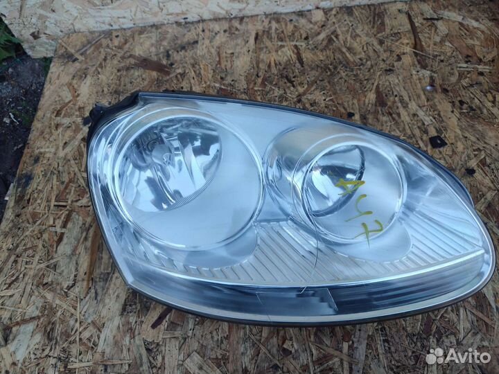 Правая фара Vw Jetta 5 с дефектом