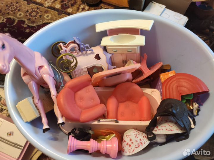 Огромная коробка кукол, вещей, мебели