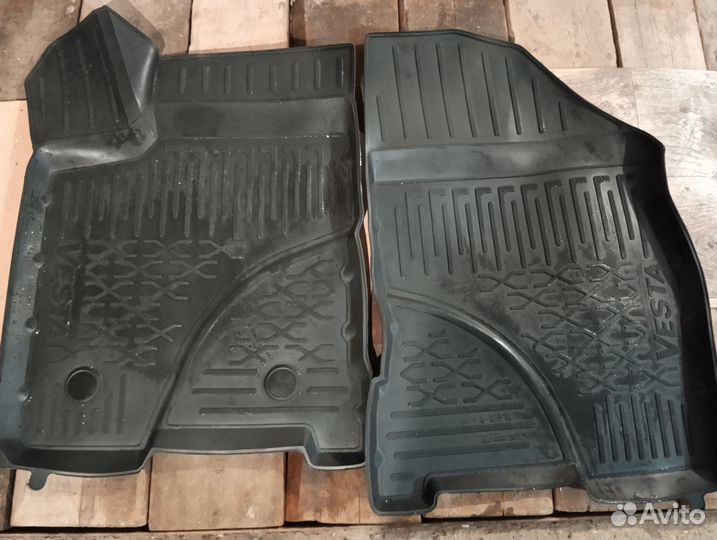 Резиновые коврики на Весту