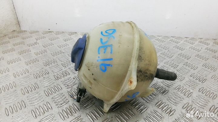 Бачок расширительный на Volkswagen Transporter T4