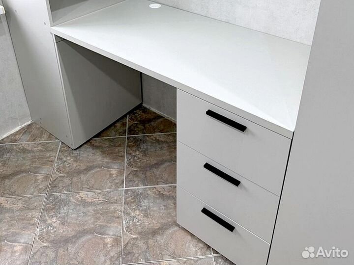 Рабочая зона со шкафом у окна