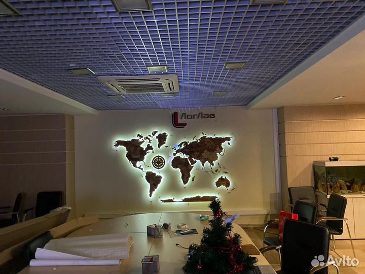 Карта мира на стену с логотипом компании