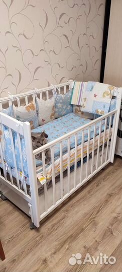 Детская кроватка с маятником