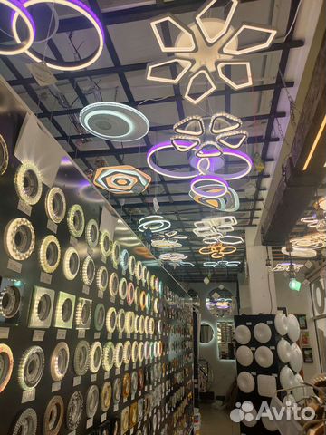 Люстры, обои, светильники, зеркала