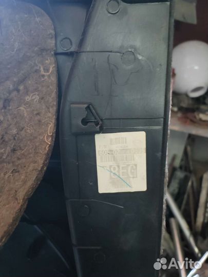 Обшивка правая передняя Ниссан Ноут