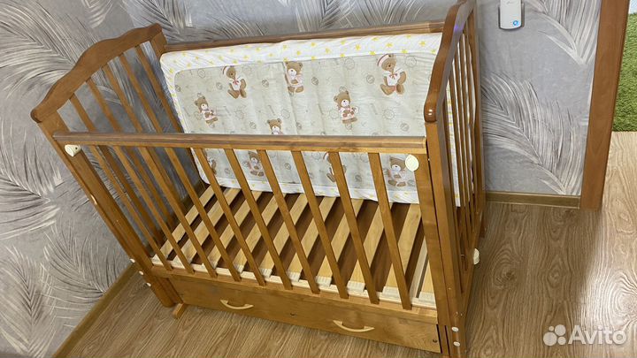Детская кроватка с поперечным маятником