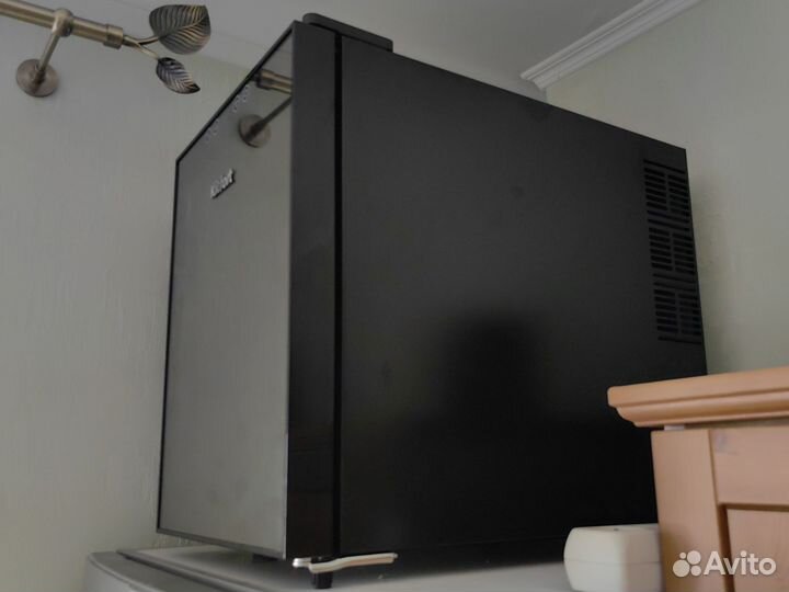 Винный шкаф Kitfort KT-2408