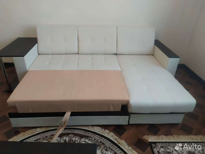 Угловой диван со столом