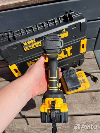 Шуруповерт dewalt 18v новый