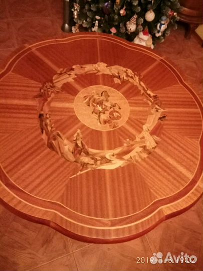 Старинный круглый стол