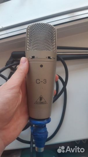 Студийный конденсаторный микроофон