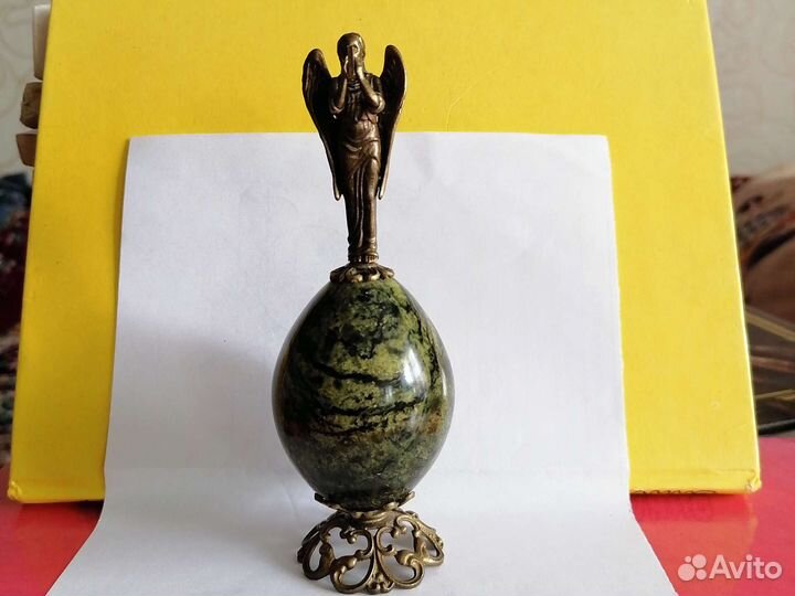 Яйцо пасхальное с Ангелом из камня змеевик