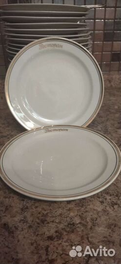 Редкие тарелки, вилки ресторана гостиницы 