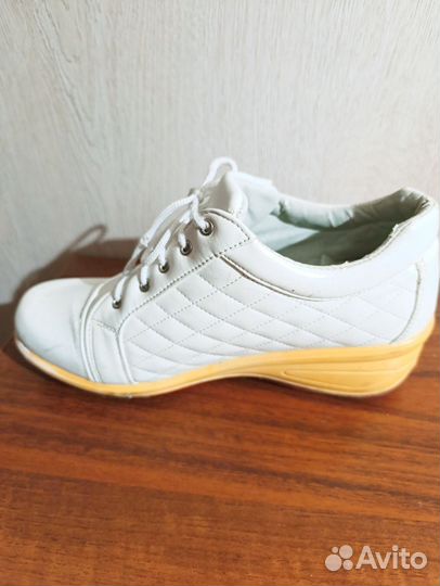 Кроссовки женские