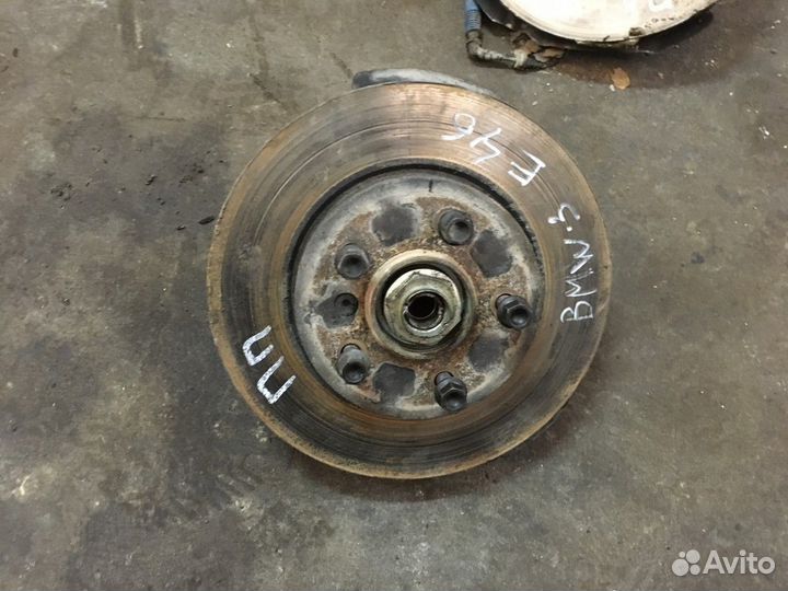 Кулак поворотный передний правый в сборе со ступи