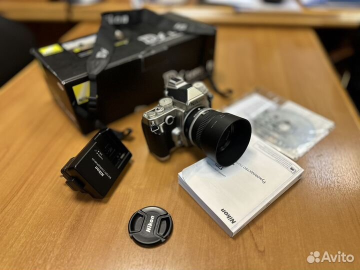 Цифровая фотокамера Nikon Df в комплекте объектив