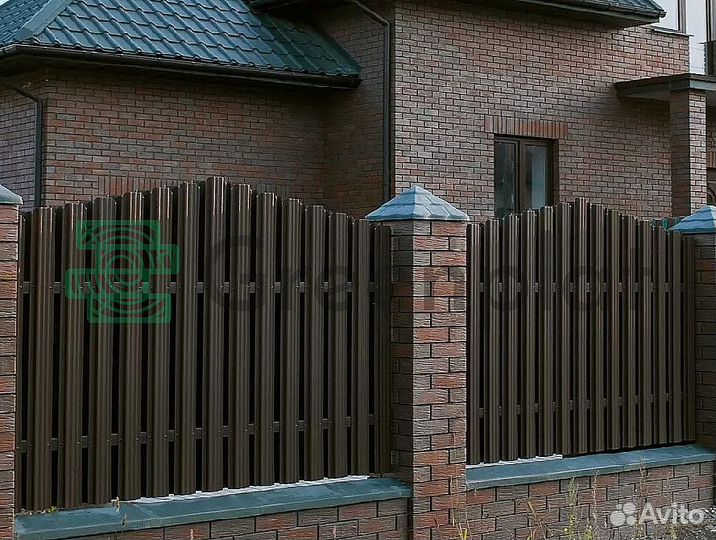Забор из евроштакетника. Устойчив к деформации