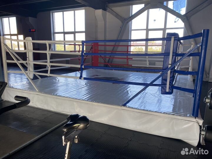 Боксерский ринг на помосте (мелалл)